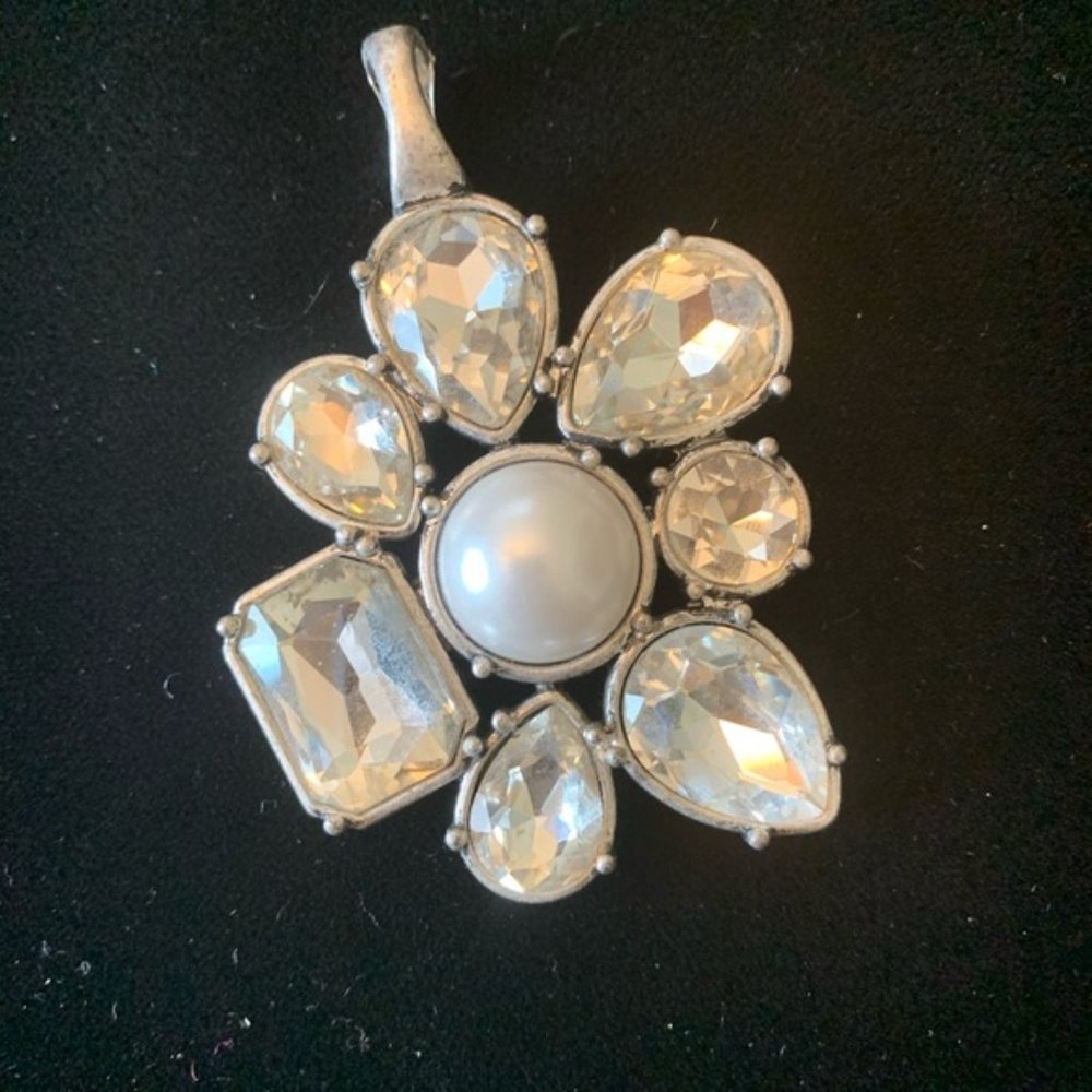 Magnetic pendent
